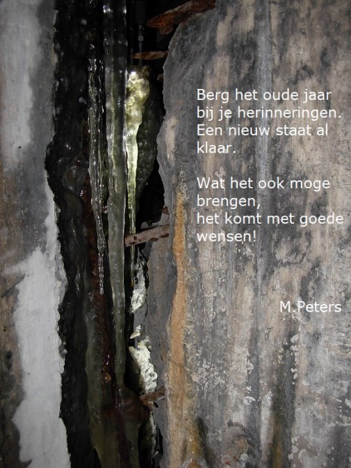 Berg het oude jaar bij je herinneringen. Een nieuw staat al klaar. Wat het ook moge brengen, het komt met goede wensen!