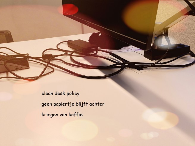 clean desc policy / geen papiertje blijft achter / kringen van koffie