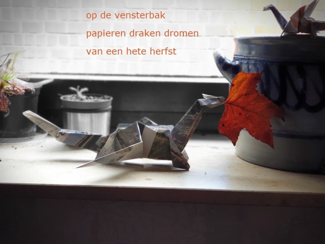 op de vensterbank / papieren draken dromen / van een hete herfst