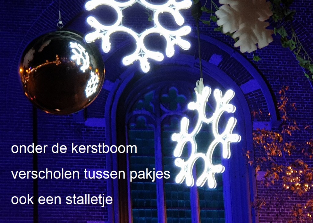 onder de kerstboom / verscholen tussen pakjes / ook een stalletje